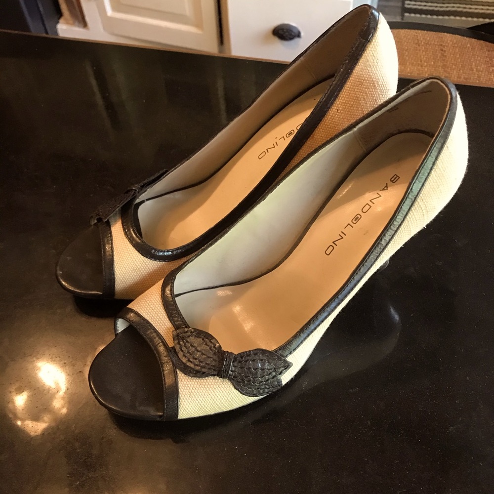 Bandolino size 8 1/2 canvas & leather heels